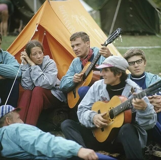 Туристы 80е СССР. Советские люди. Советская молодежь. Радостные советские люди.