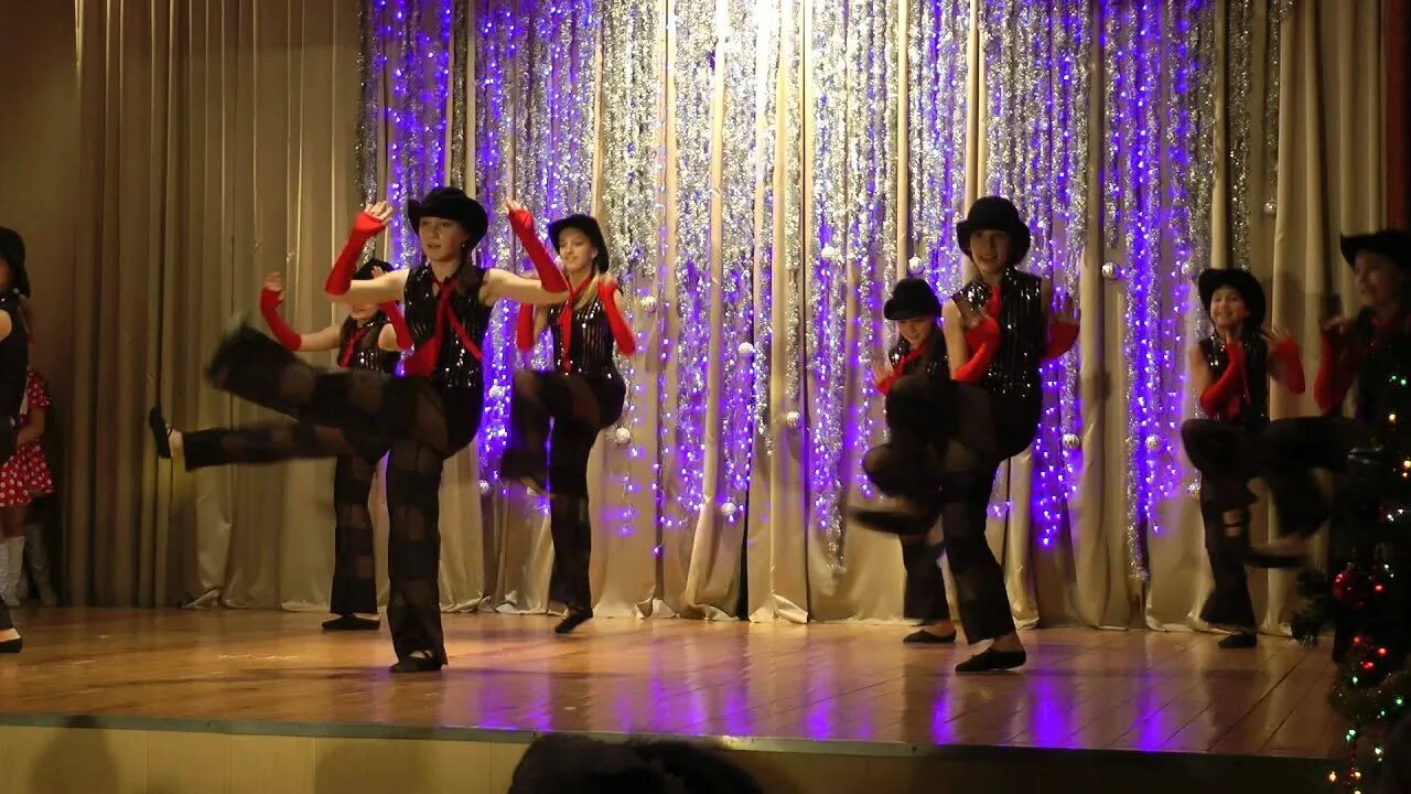 Танец шляпа видео. Шоу балет Какаду. Танец со шляпами. Детский танец шляпа. Танец со шляпами из шоу танцев.