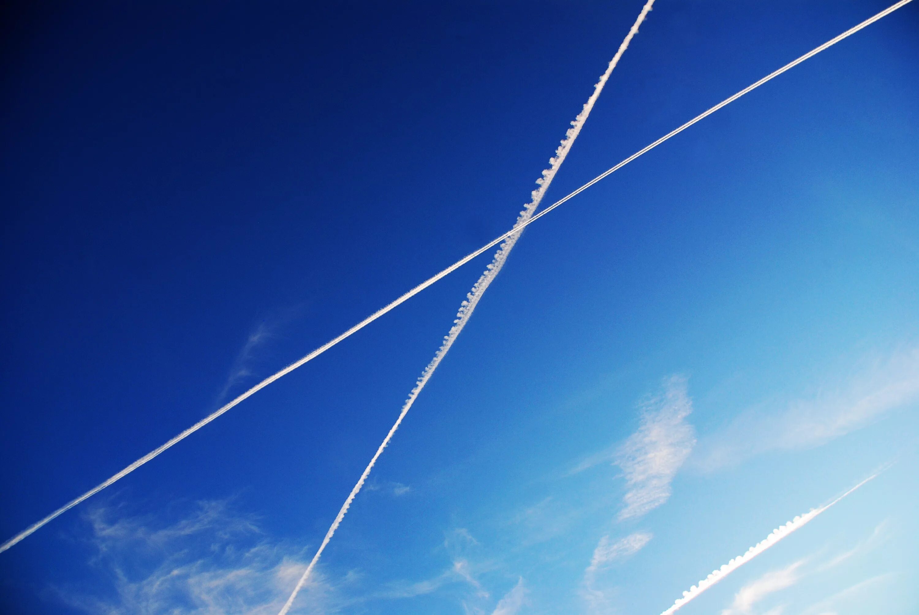 Пространство воздух свет. Линии в природе. Линия от самолета. Линия неба. Небо линия самолета.