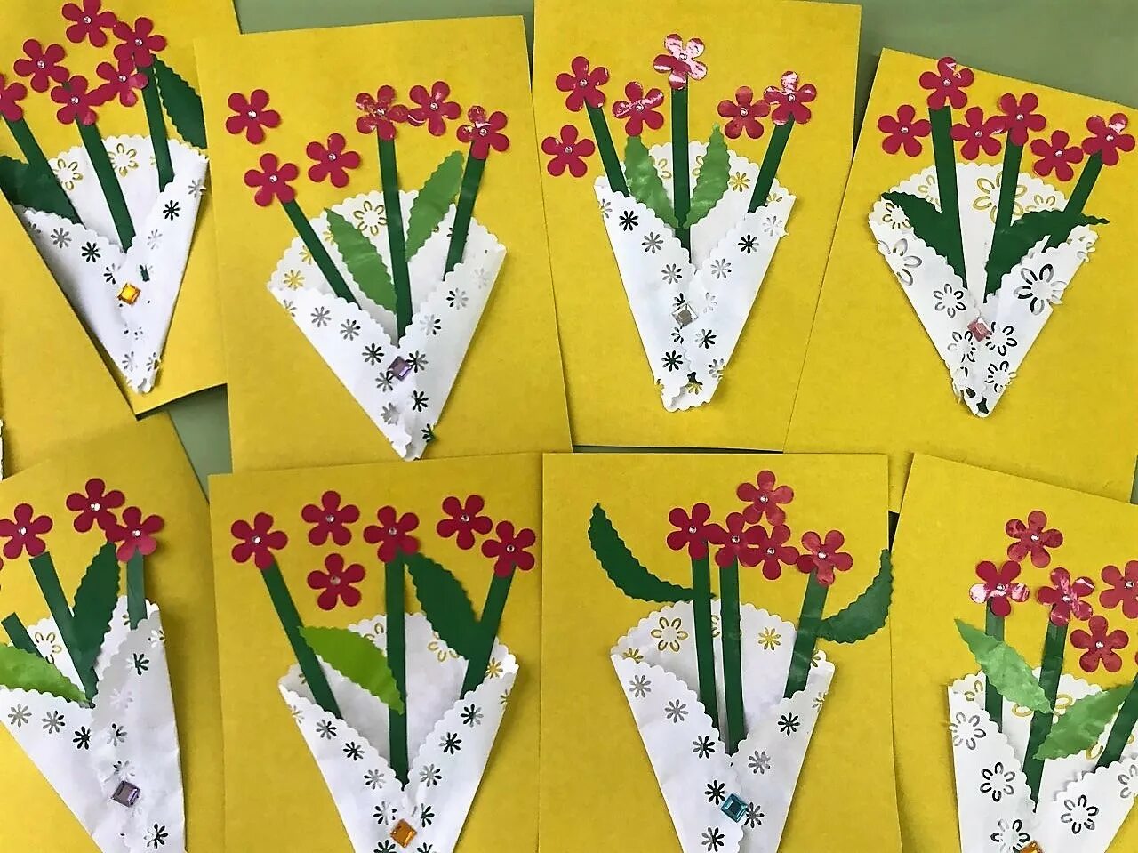 аппликация в средней группе март. рисование цветов в младшей группе. аппликация цветочная клумба в средней группе. рисование в подготовительной груп. лепка в старшей группе на тему день матери.