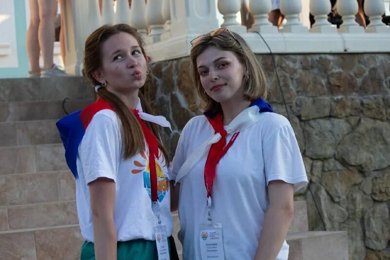 вожатый в детском лагере. международный языковой лагерь «дубравушка». вожатая в 14. девушки вожатые. космос детский лагерь свердловская область.