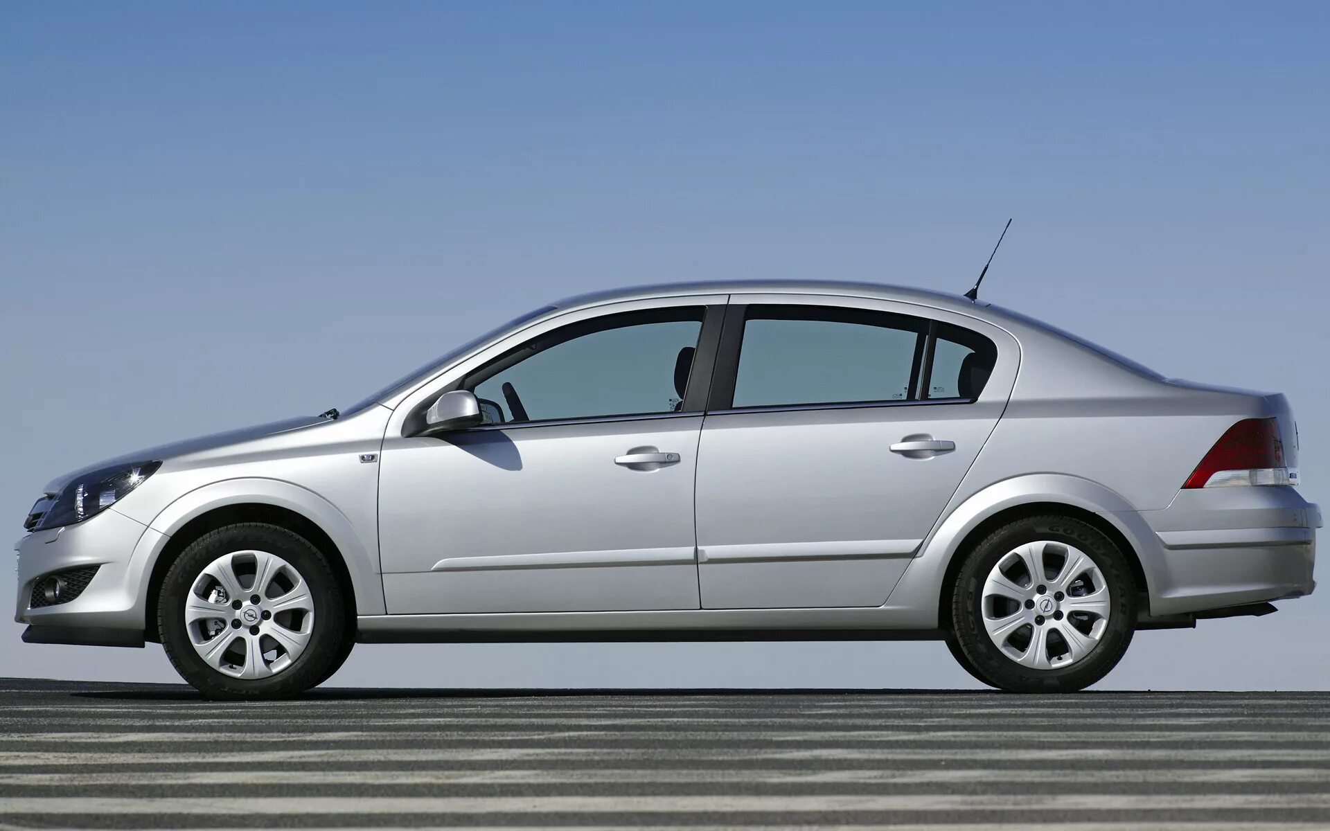 Opel Astra 2007 седан. Opel Astra 2009 седан.