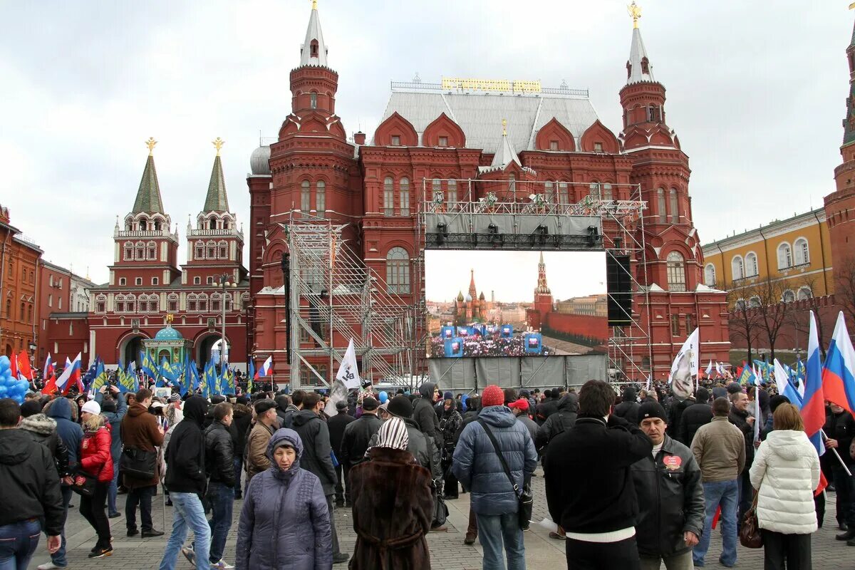 Крым наш митинг 2014 красная площадь. 2008 Красная площадь митинг. Митинг в Москве на красной площади. Митингующий на красной площади. Митинг концерт на красной площади 2024