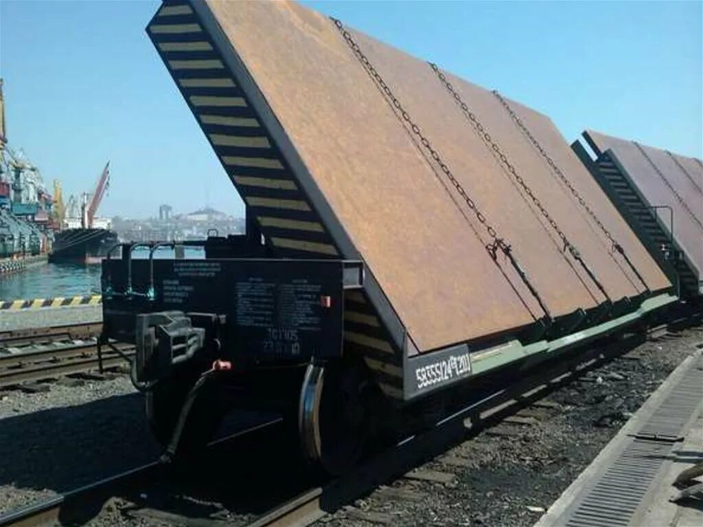 Поезд с негабаритным грузом. Вагон для перевозки стального листа. Негабаритные ЖД перевозки. Платформы для перевозки металла. Вагон для перевозки негабаритных грузов.