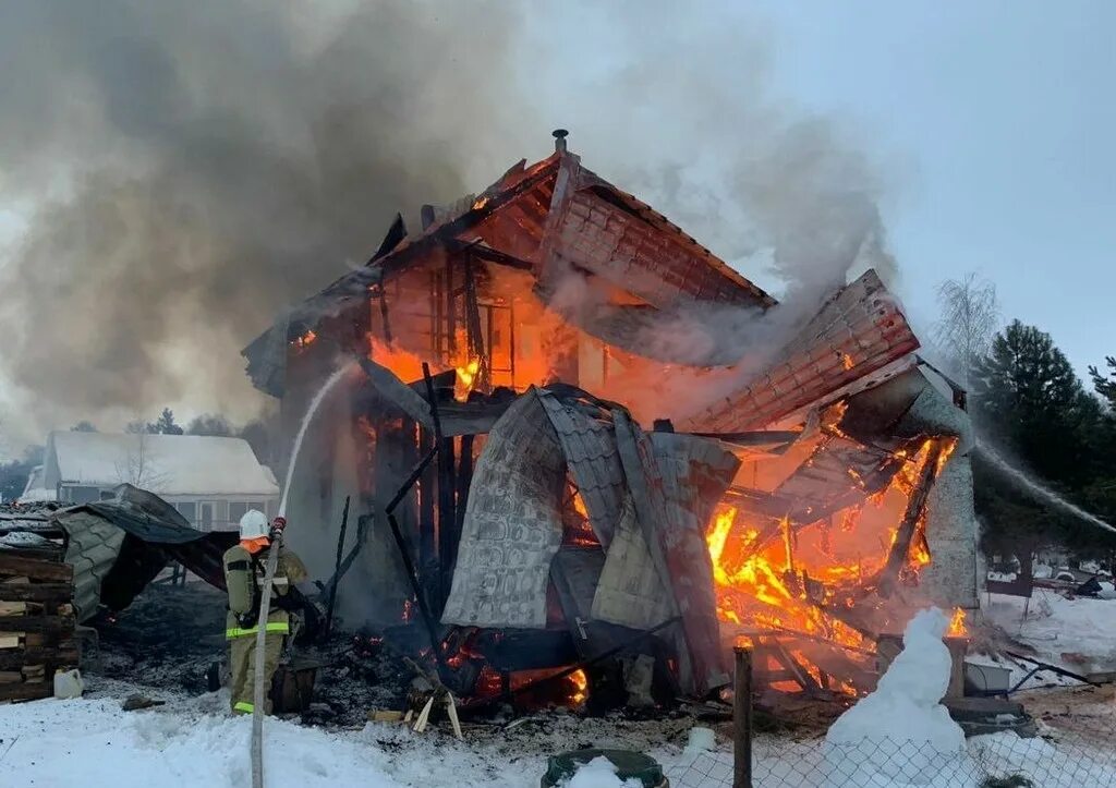 Пожар в татарстане. Пожары. Горящий дом. Пожар в частном доме. Сгоревший дом.