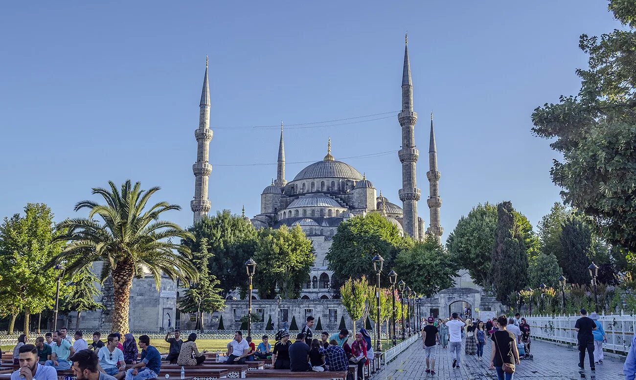 Султанахмет центр стамбула. Площадь Султанахмет (Sultanahmet Meydani). Ипподром Стамбул Султанахмет. Турция Стамбул площадь голубая мечеть.