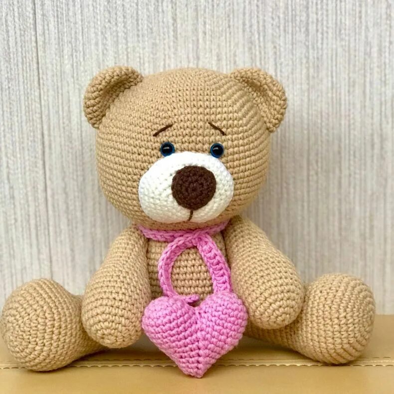 Связать плюшевого мишку крючком. Мишка Тедди амигуруми. Mishka Amigurumi мишка. Вязаный мишка Тедди Отто.