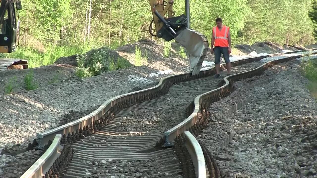 Разбитая железная дорога. Выброс пути. Выброс пути на ЖД. Температурный выброс пути. Выплески пути на железной дороге.