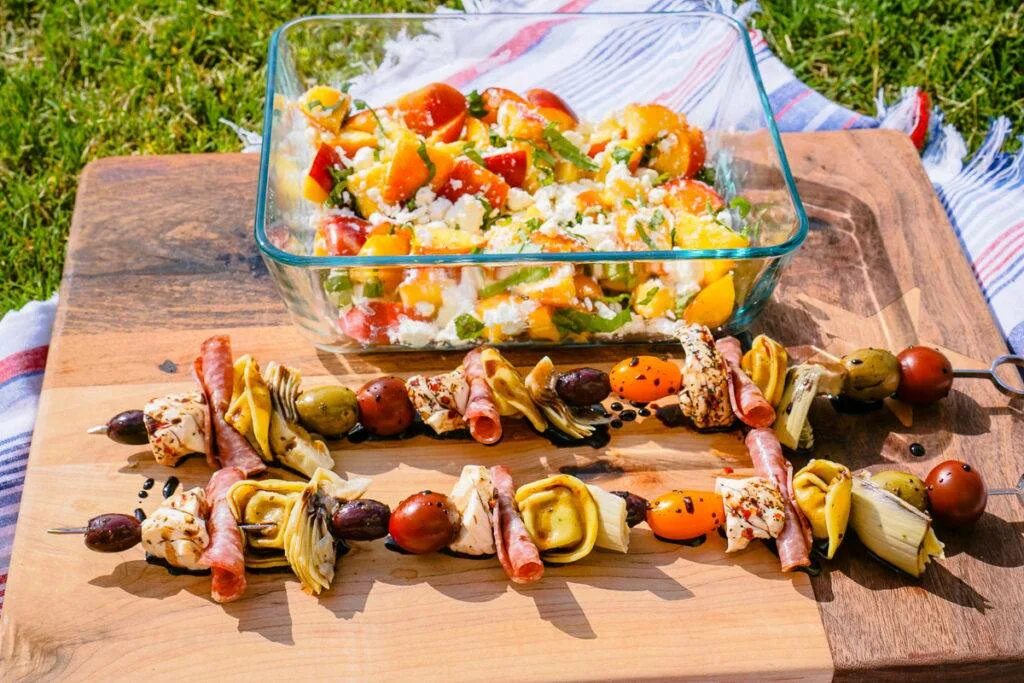 Пикник на природе. Застолье на природе. Пикник на природе. Праздничный стол на даче. Вкусная еда.