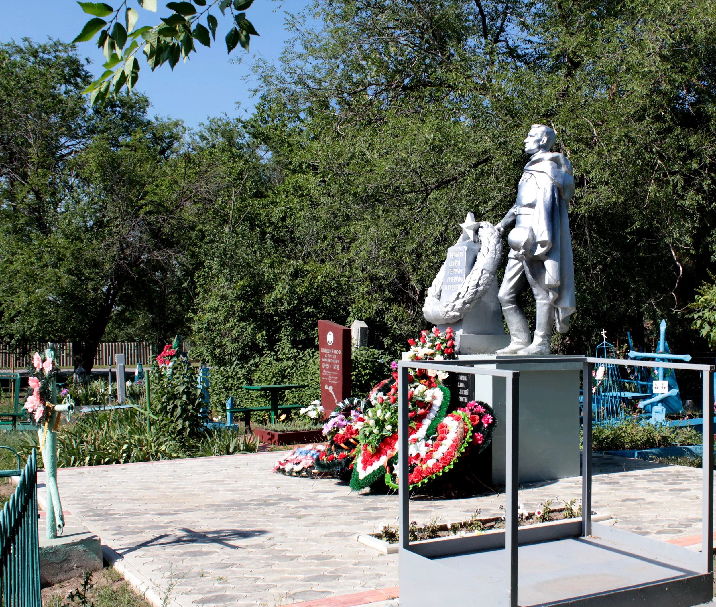 Под сальском. Сальск Братская могила. Памятник Коломийцеву Сальск. Ростовская область Сальский район Сальск. Сальск Ростовская область памятник.