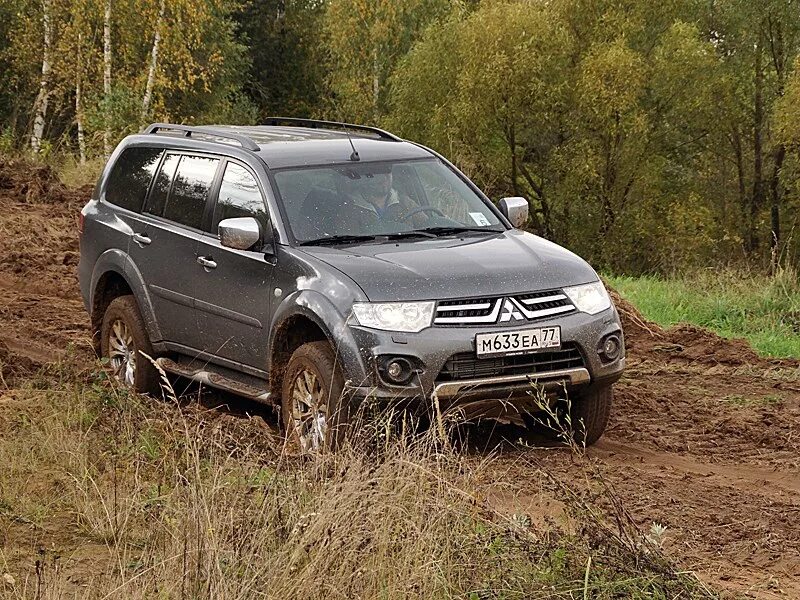 Mitsubishi pajero sport 2012. Митсубиси Паджеро спорт 2013. Mitsubishi Pajero Sport 2. Mitsubishi Pajero Sport 2010. Мицубиси Паджеро спорт 2013-2016.