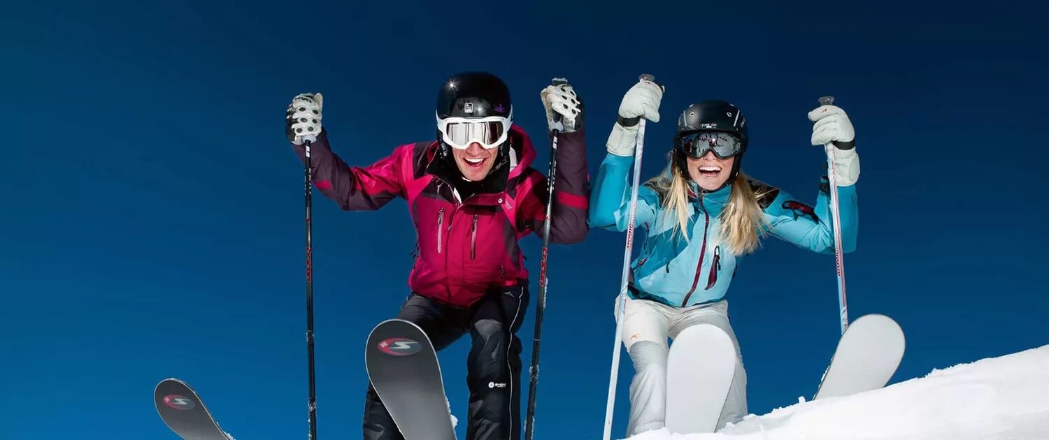 Катание на горных лыжах. Зима спорт. Одежда для катания на горных лыжах. Зимние лыжи.
