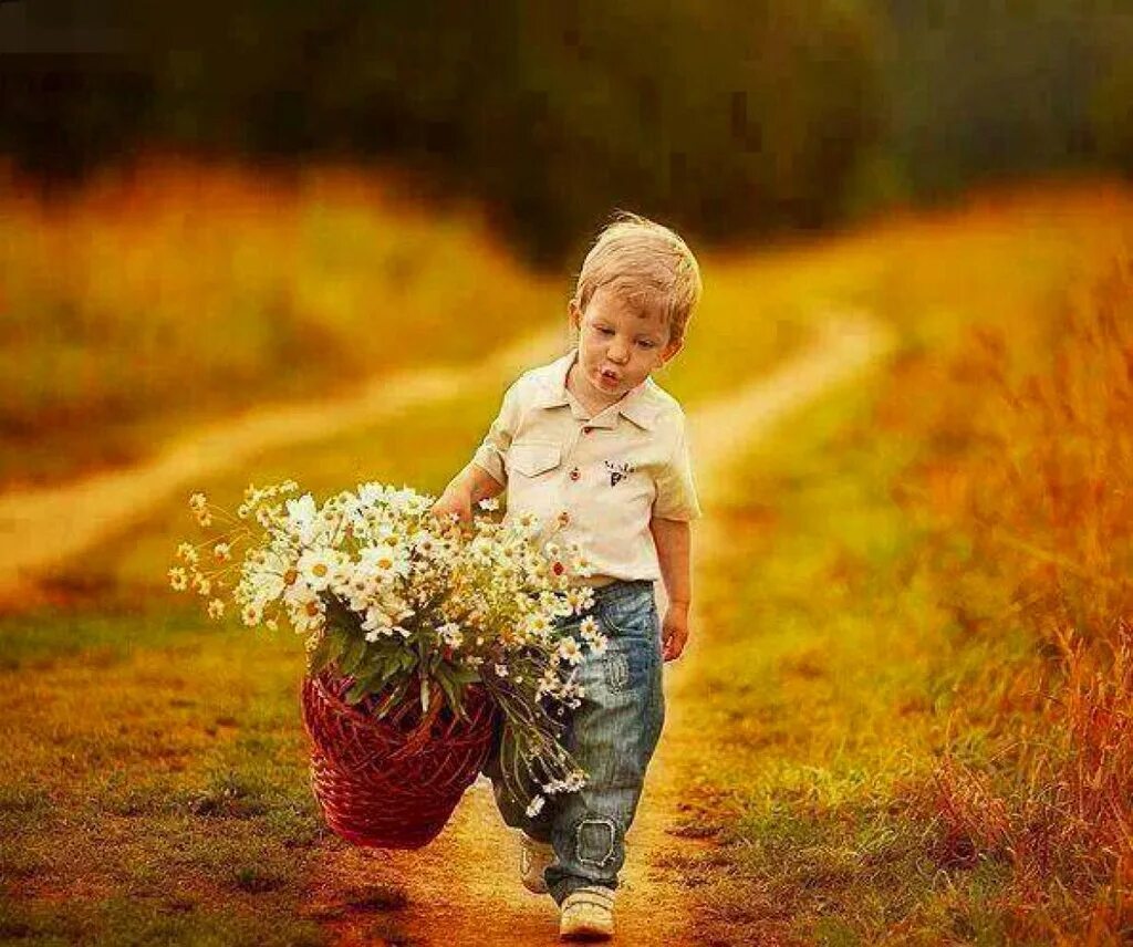 Дети радость жизни. Доброта радость. Дети с цветами. Дарить радость.