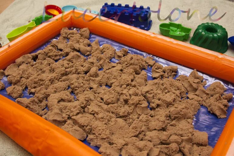 домашняя песочница с кинетическим песком. умный песок большая стройка. песок для детей. замки из песка для детей. кинетический песок genio kids с песочницей.