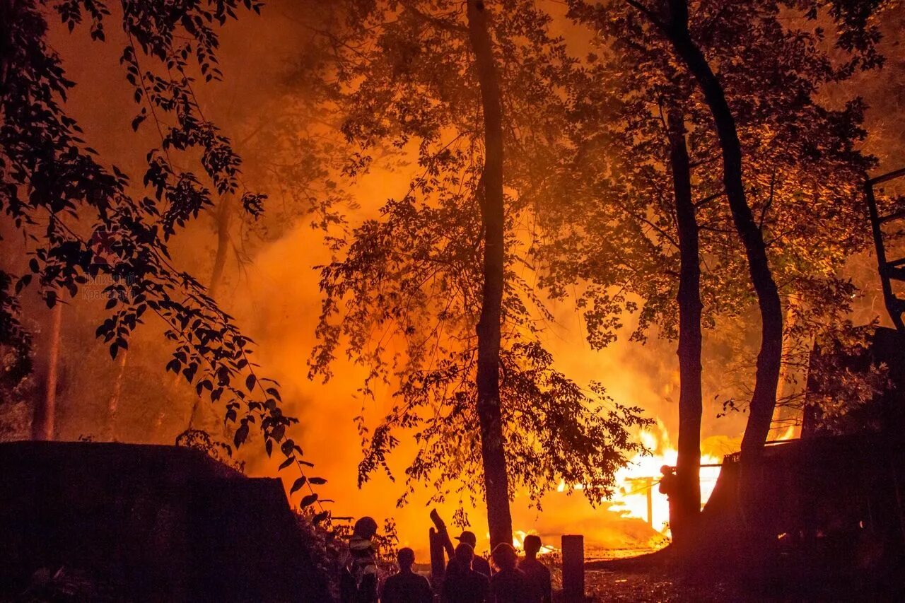 Засыпает в парке вечер. Там горел закат засыпает в парке вечер. Пожар в парке Митино. Какой парк горел в Краснодаре.