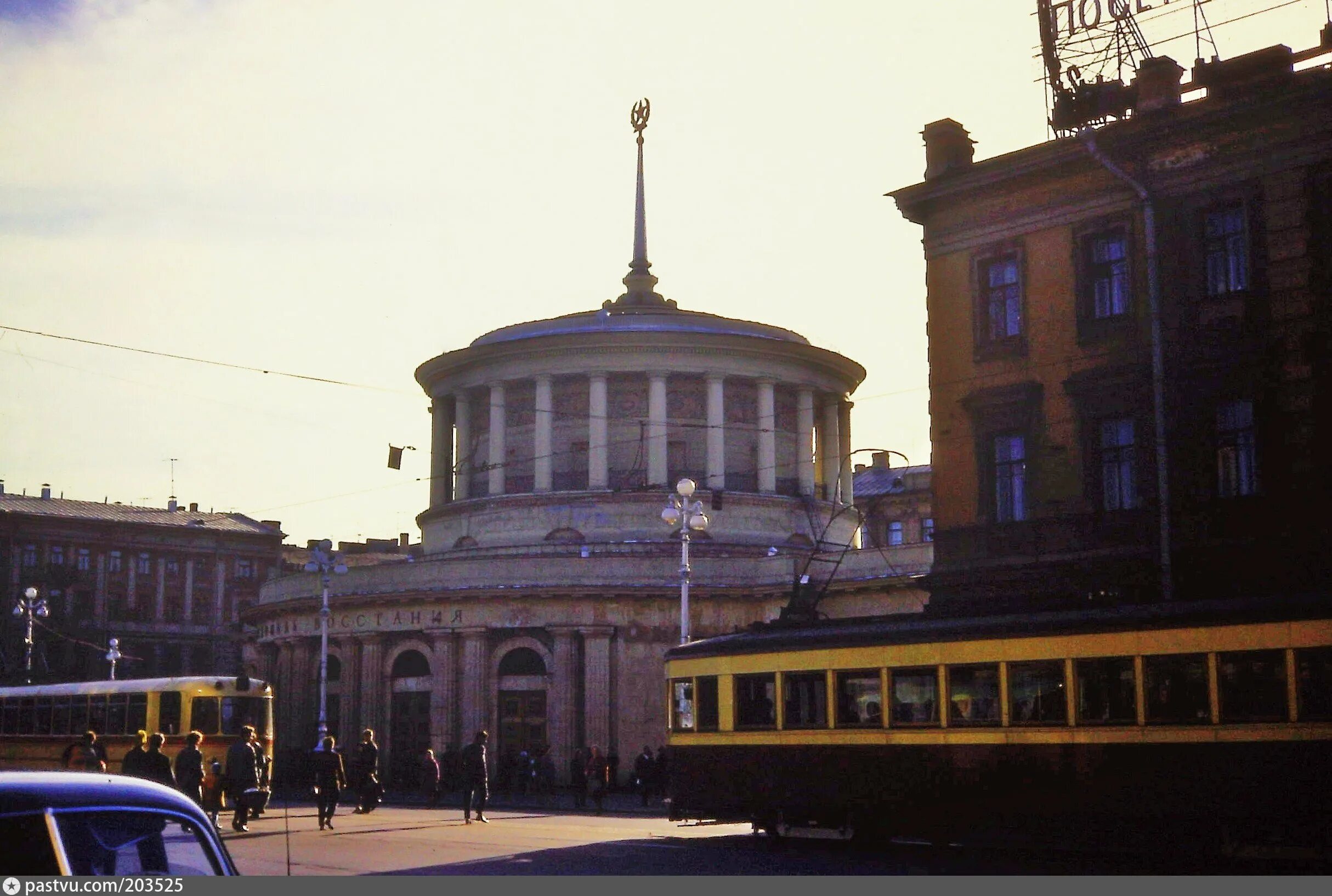 Метро восстания питер. Площадь Восстания Санкт-Петербург метро. Площадь Восстания метро. Наземный вестибюль площадь Восстания. Станция метро площадь Восстания Ленинград.