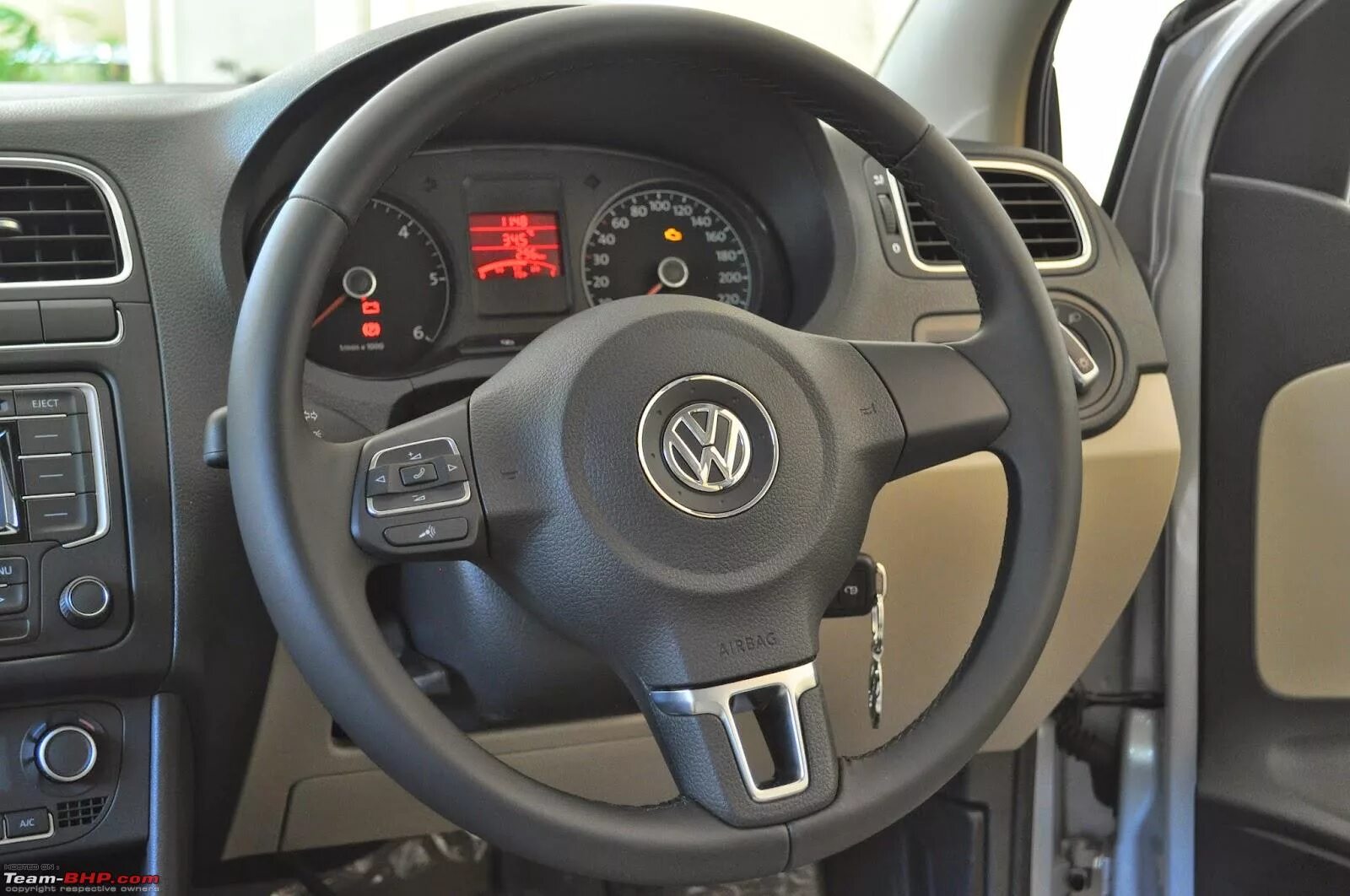 Vw polo управление. Retrofit Steering Wheel Volkswagen Polo 6n2. VW Polo Highline руль. Панель под.руль Фольксваген поло седан 2011. Руль поло рест Трендлайн.