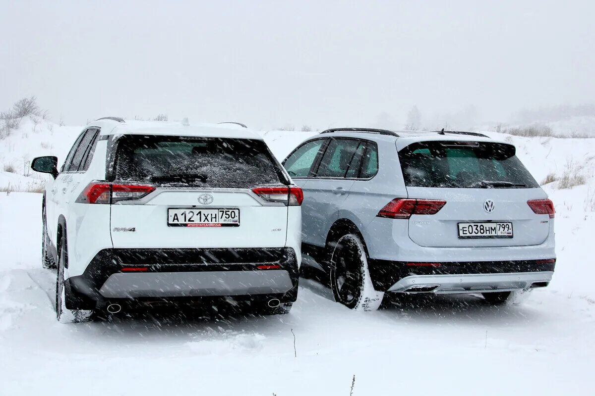 Фольксваген рав 4. Фольксваген тигуан и тойота рав 4 сравнение. Toyota rav4 2021. Тойота рав 4 или фольксваген тигуан. Тигуан и рав 4.