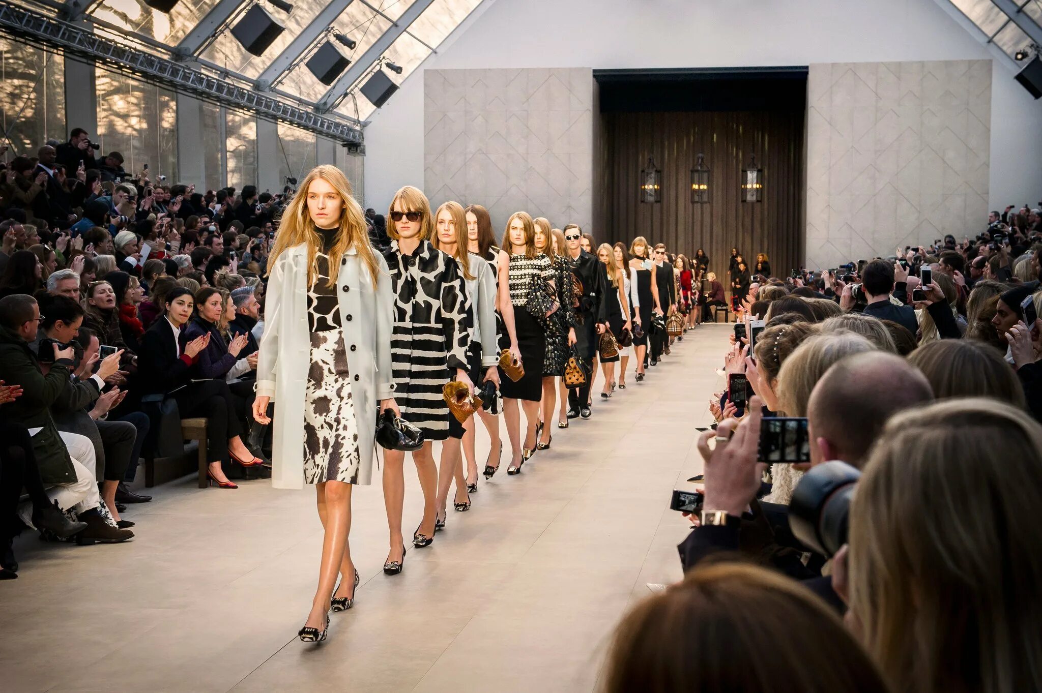 Big fashion show. Неделя моды в Лондоне (London Fashion week). Burberry показ 2023. Мода Париж Catwalk. Показ Дольче Габбана 2023.