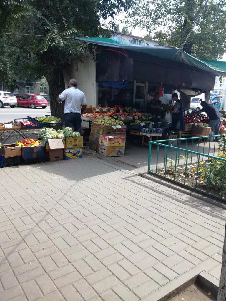 Магазин фрукты и овощи черноморске. Авито калуга работа продавцы овощей. Работа фрукты воронеж. Самый большой мандарин. 50 кг яблок.