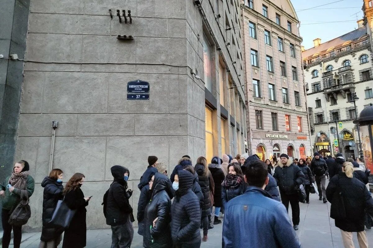 H&m очереди питер. Дворец бракосочетания 1 на английской набережной. Очередь в эрмитаж 2023. Ночь музеев петербург. Очередь в магазин одежды.