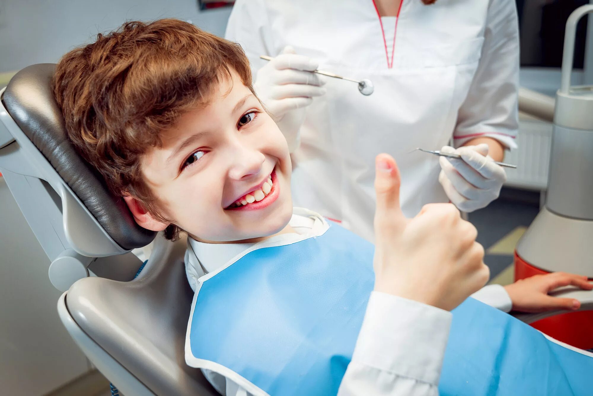 Детская стоматология отзывы о врачах. Стоматология дети. Счастливый ребенок у стоматолога. Детский зубной врач.