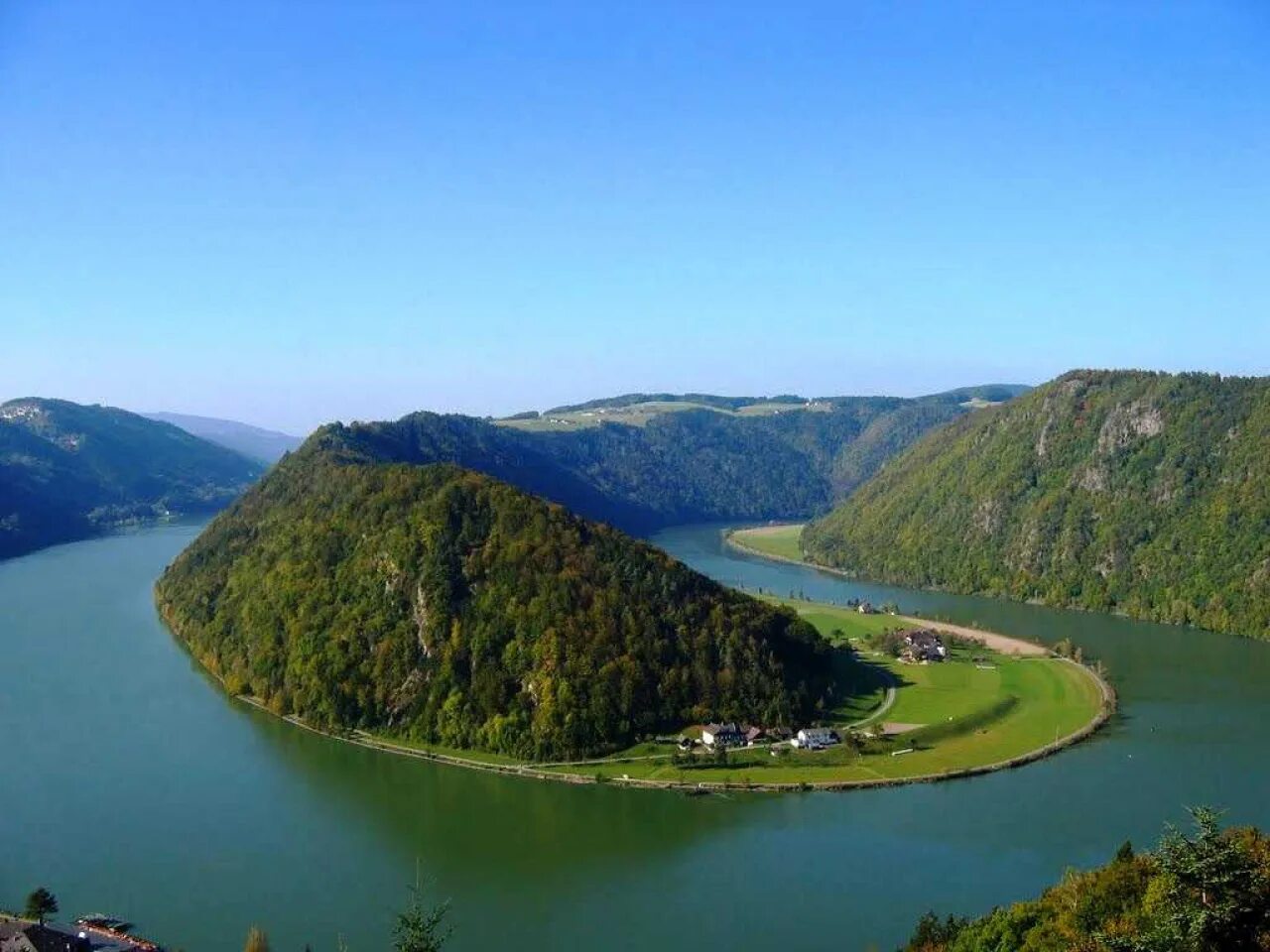 Река Дунай в Австрии. Дунай река Черновцы. Дунай Румыния. Река Дунай Болгария. Река протекает через озеро