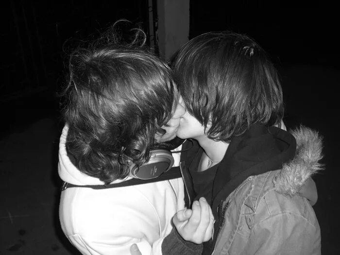 Песня мальчик целуется. Julian Mohn 2007. Julian Mohn Leonardo. Поцелуй парней. Школьники целуются.