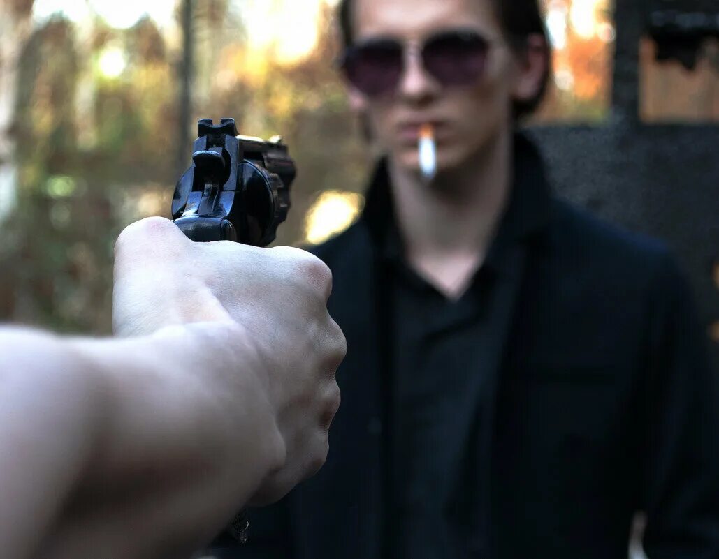 Человек с пистолетом. Парень с пистолетом. Мужчина с пистолетом в руках.