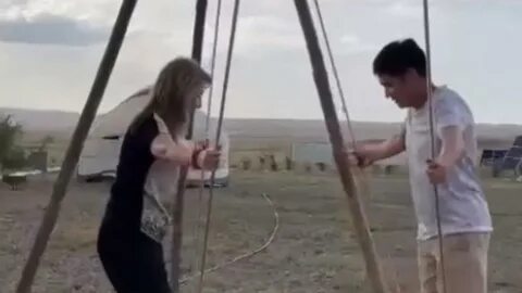 Әйелі басқа біреудің жыныс мүшесін сынап көреді