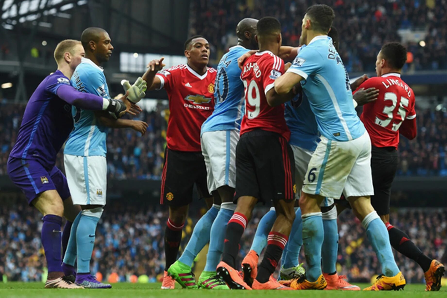 Манчестерское дерби история встреч. Манчестерское дерби фото. Ман сити манчестер юнайтед. Манчестерское дерби. Манчестерское дерби.