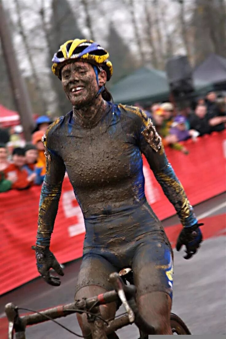 Девушка велосипедиста. Грязный велосипедист. Смешной велосипедист. Велосипедист в грязи. Прикольные велосипедистки.
