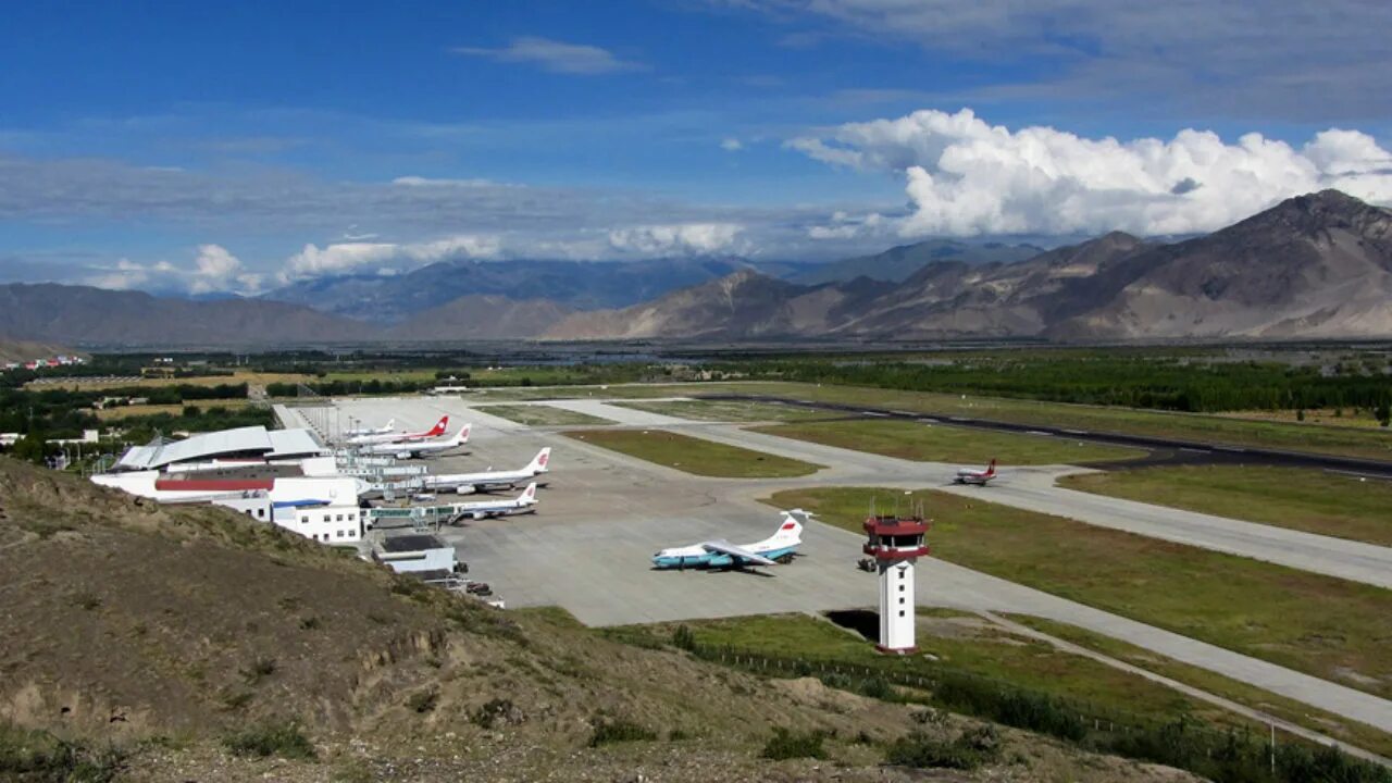 Аэропорт Бамда Тибет. Лхаса город аэропорт. Лхаса Тибет. Аэропорт Лхаса Китай. Аэродром в скале