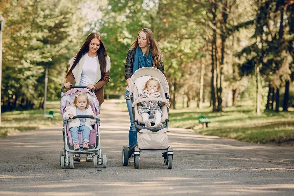 Молодые мамы в россии. Подруги с колясками. Мама с коляской. Мамочки с колясками. Молодые мамы с колясками в парке.