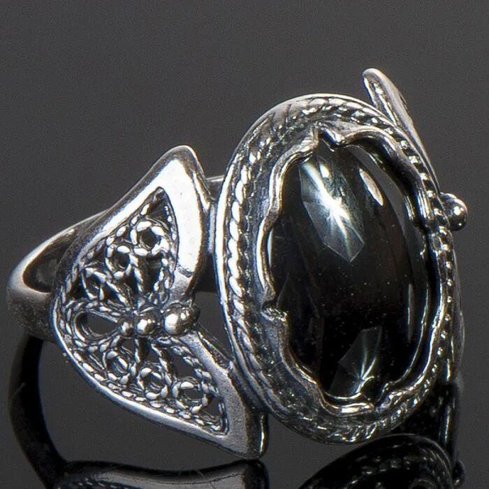 Камень как серебро как называется. Гематит кровавик камень. кровавик-гематит камень кольцо. изделия с гематитом в серебре. перстень с гематитом.