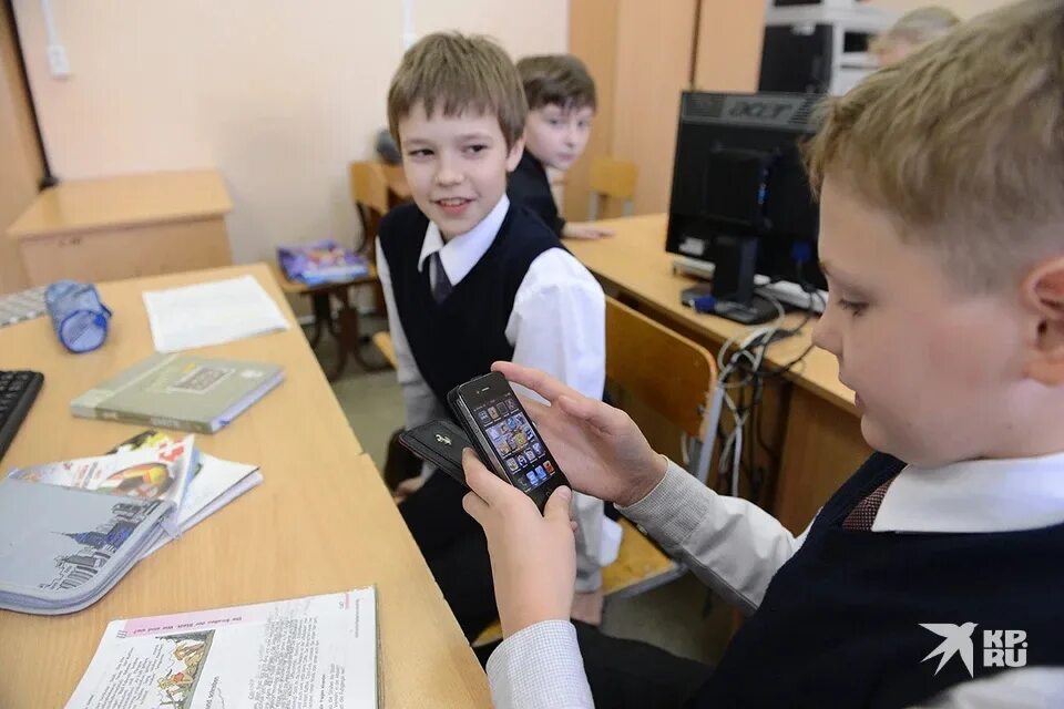 Как найти телефон в школе. Два школьника стоят с телефоном. дети находятся в телефоне в школе. найденный телефон в школе. нашли телефон школьника.
