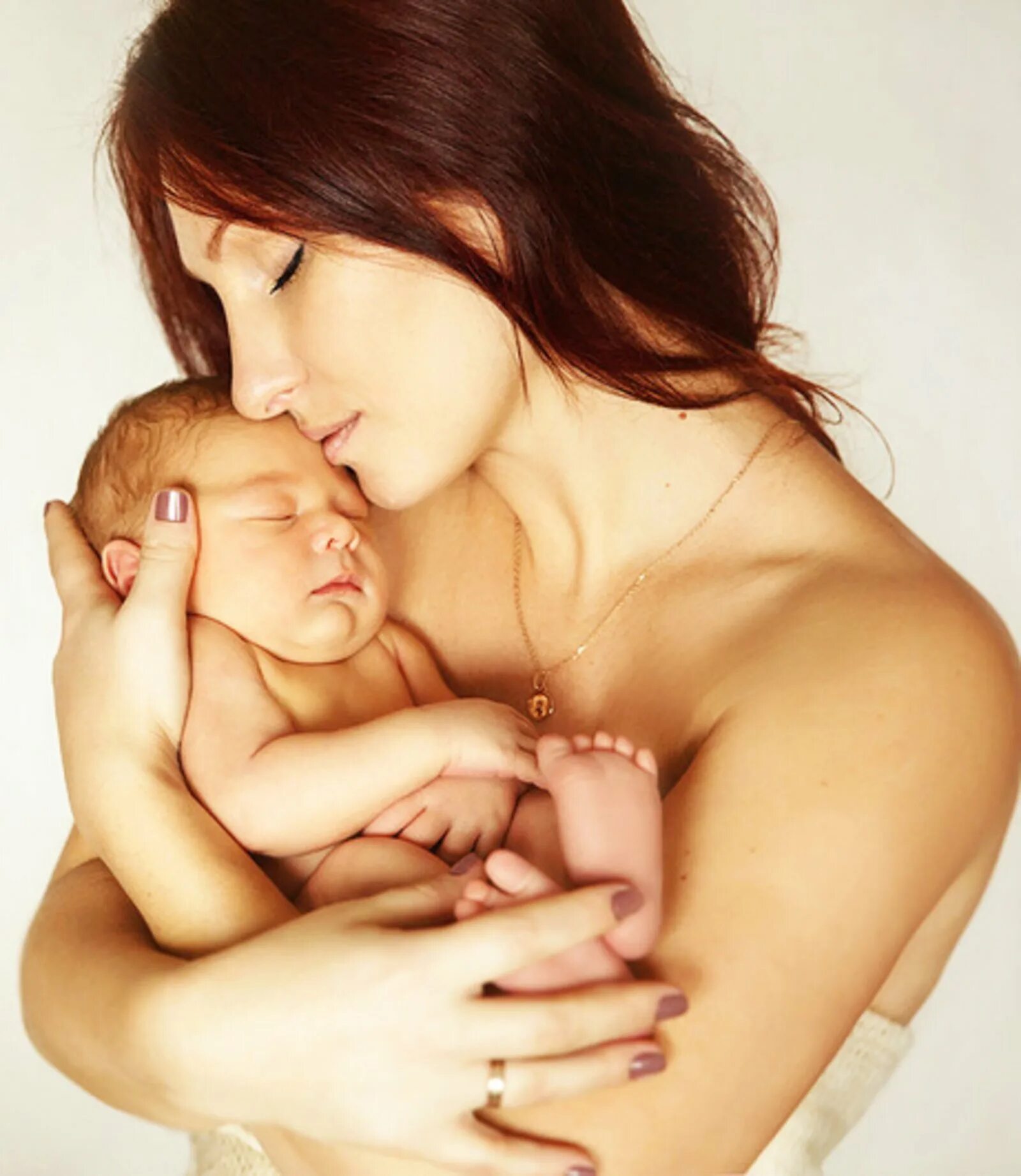 Мама с младенцем. Любовь мамы к ребенку. Женщина с младенцем на руках. Любовь матери к младенцу. Пример любви матери к ребенку
