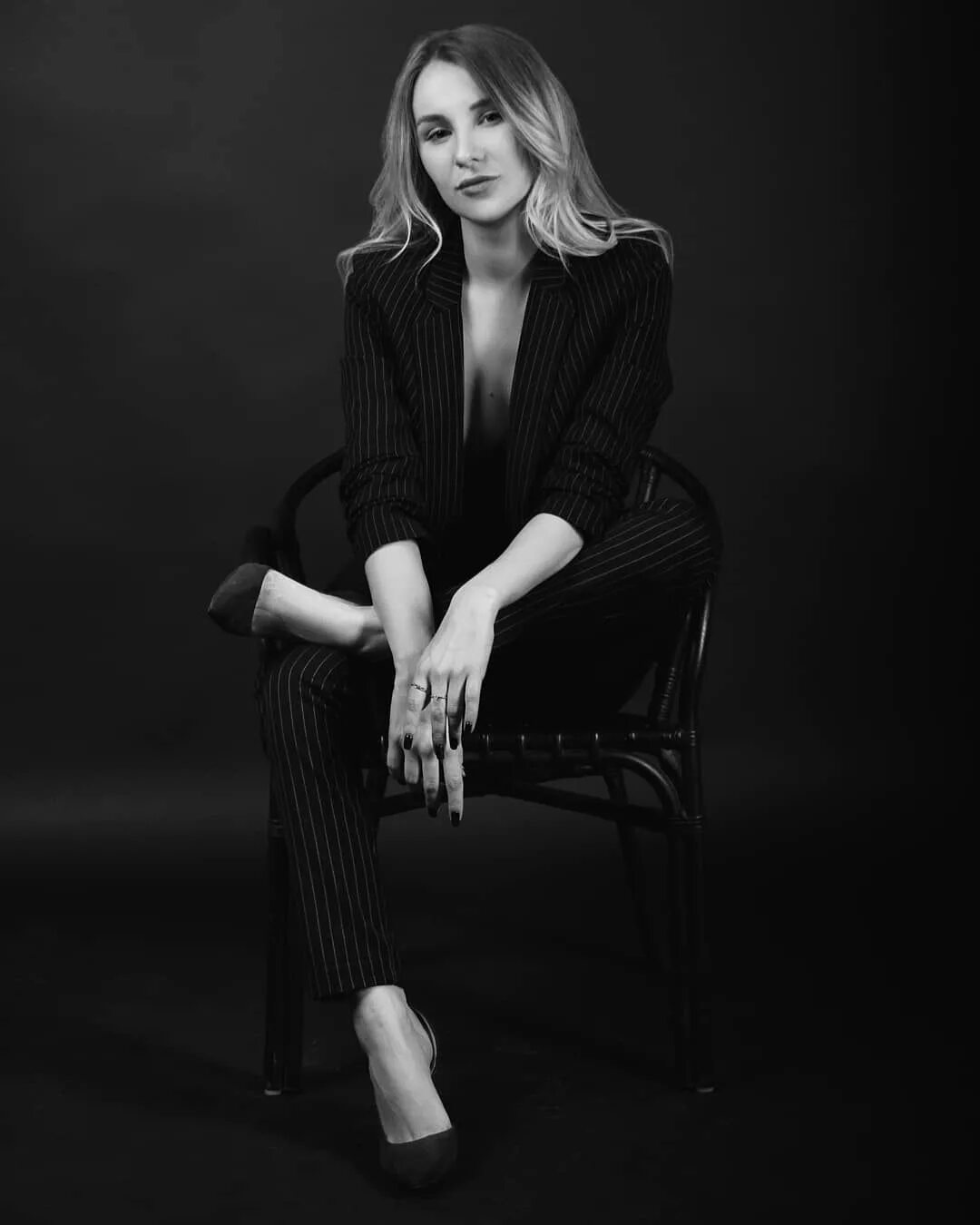 Фотосессия в пиджаке девушка. Черно белые фотосессии девушек в студии. Фотосессия девушки в студии. Черно белая фотосессия. Черно-белая фотосессия в студии.