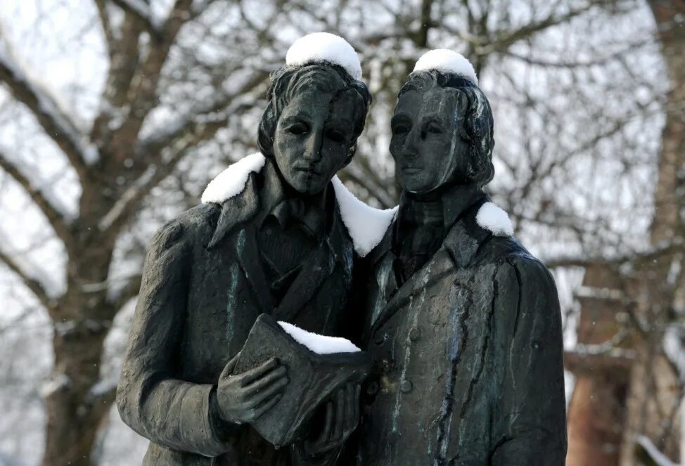 Гримм авторы. Брат гримм. музей братьев гримм в касселе. братья гримм фото. братья гримм писатели.