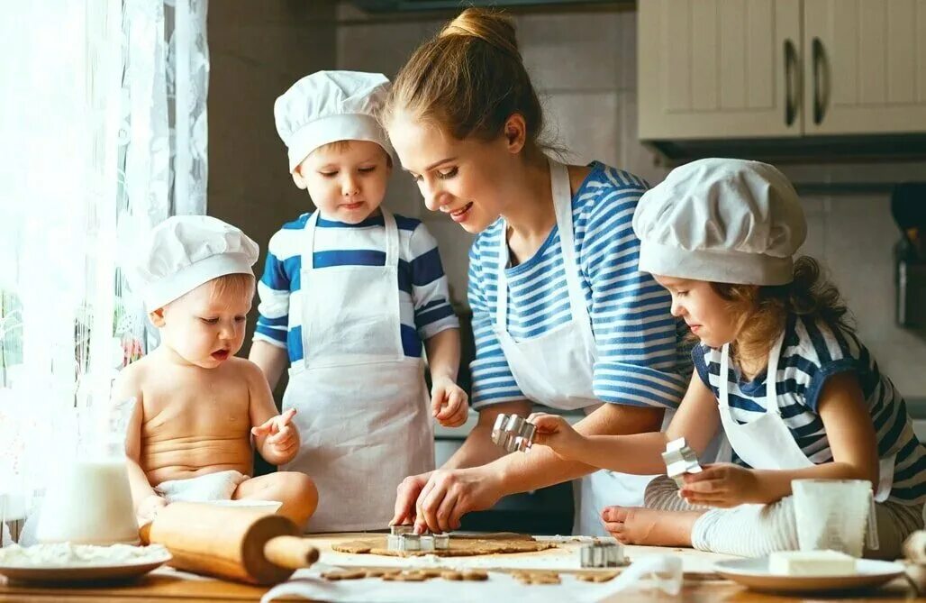 Мама и ребенок готовят. Выпечка для детей. Готовка вместе с детьми. Готовим для детей. Семья готовит.