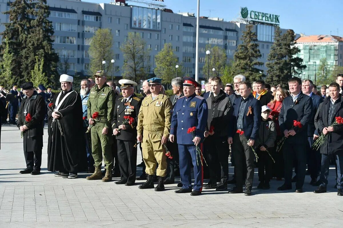 9 мая в пермском крае. Возложение цветов. Праздник 9 мая в городе Краснокамске. Возложение 9 мая в Перми 2023 года. Возложение цветов к памятнику Пермь.