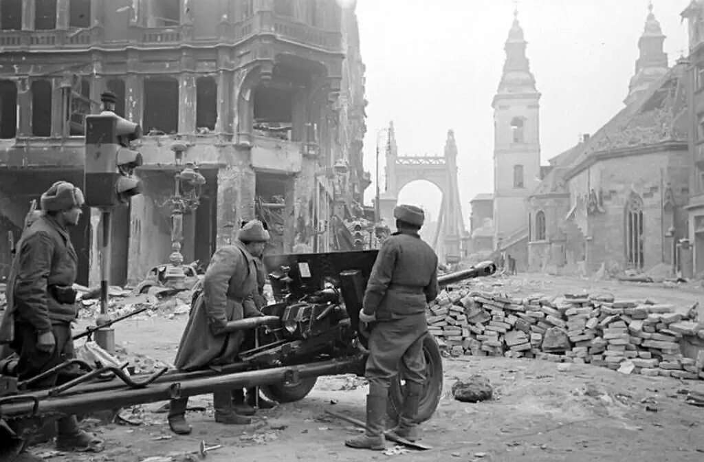 Сентябрь 1944 февраль 1945. Штурм будапешта 1944. 13 февраля 1945 года освобождение будапешта. штурм будапешта 1945. освобождение будапешта советскими войсками.