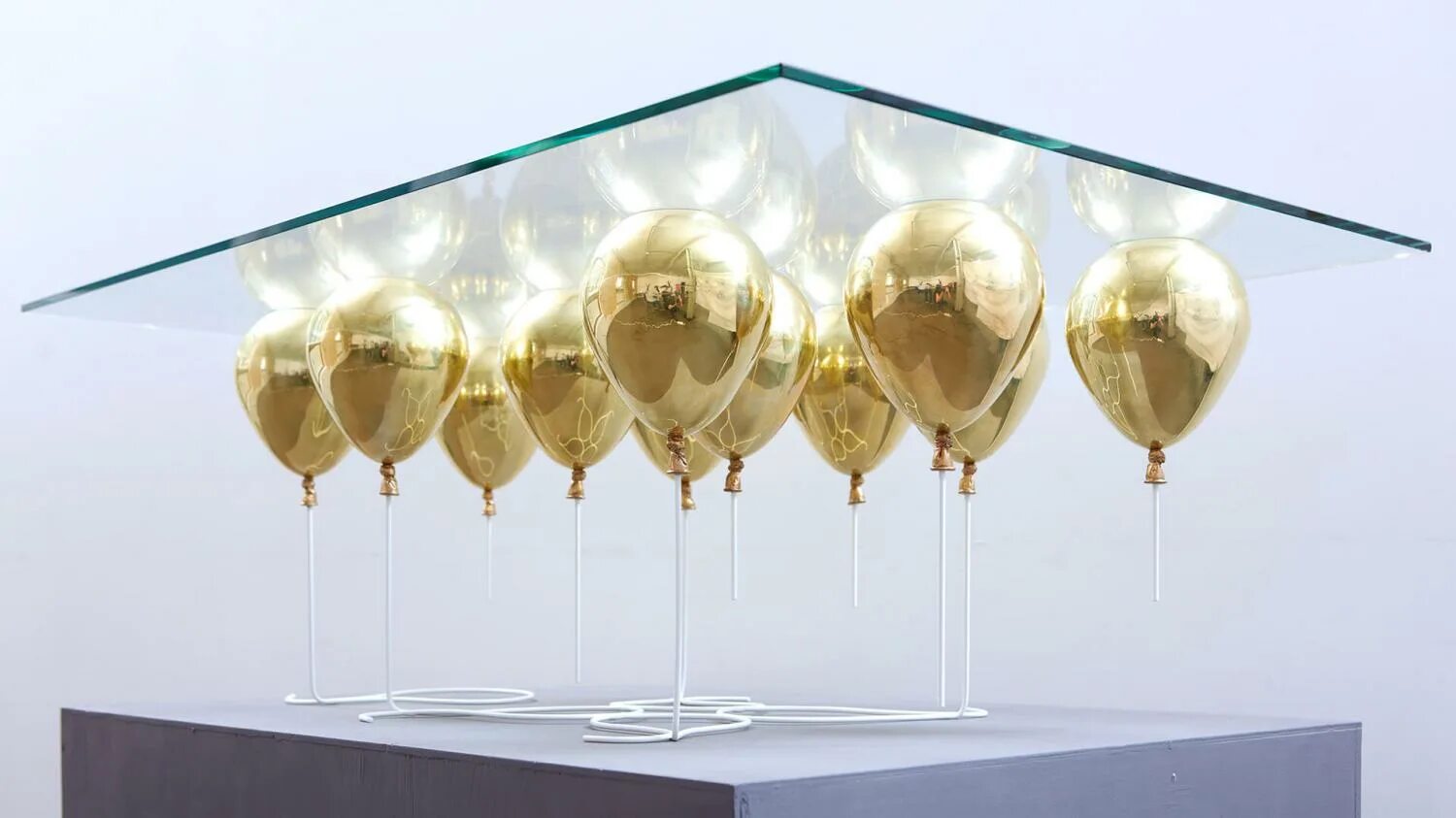 Песня house of balloons glass table girls. Столик журнальный золото шары. Люстра Modern Balloon Glass. Ваза с белыми и золотыми шарами дизайнерская. Шары золотые на столы на утяжелителе.