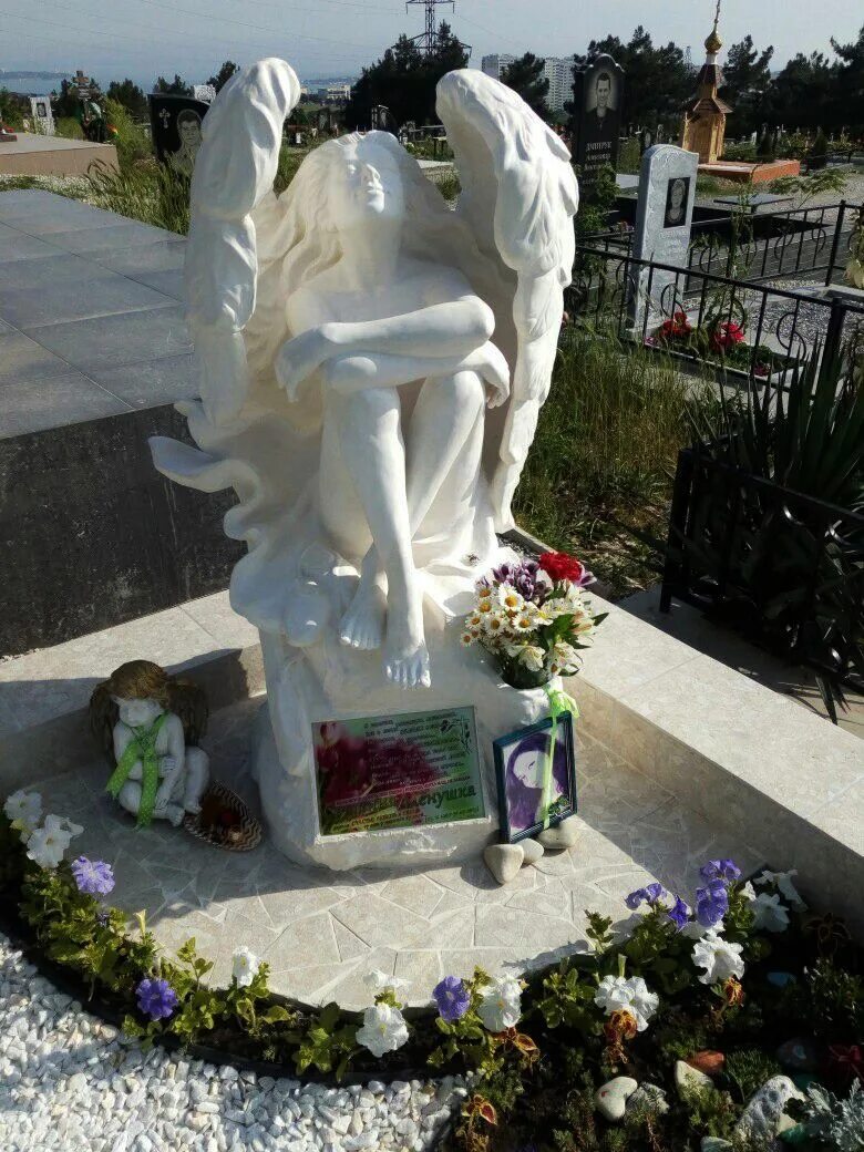 Ангелы в могиле