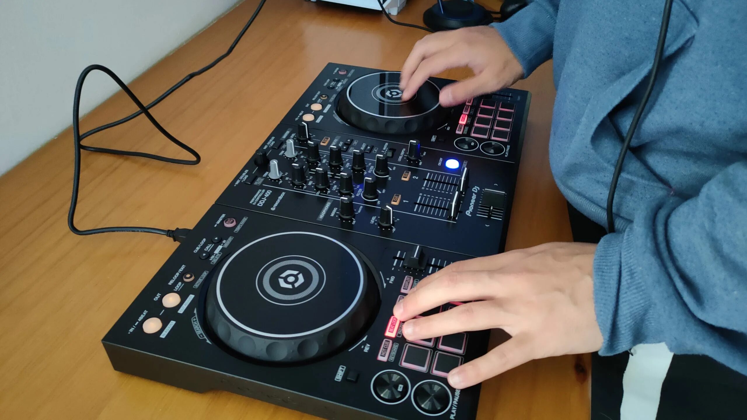 Pioneer ddj 400 размеры. DJ Pioneer DDJ-400. Pioneer DDJ 400 пульт. Дж пульт Пионер 400. DJ пульт Pioneer DDJ-200.