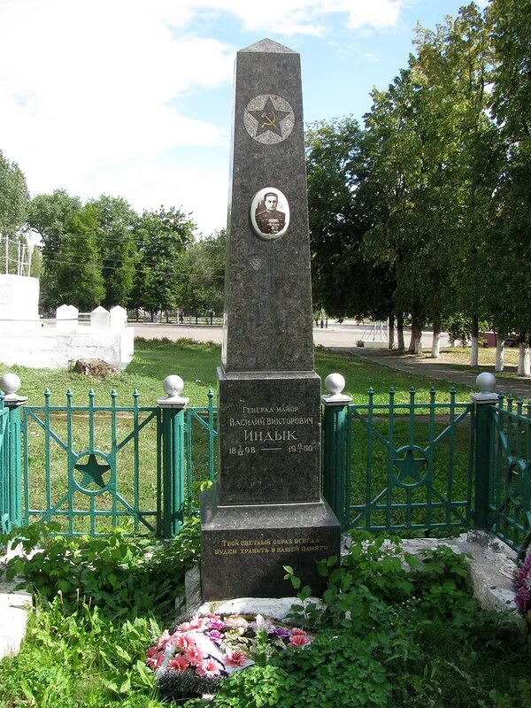 мемориальный комплекс памятник. мемориальный комплекс на 4 могилы. намогильные памятники женские кладбище москва. черный обелиск памятник. красивые памятники из гранита на двоих.