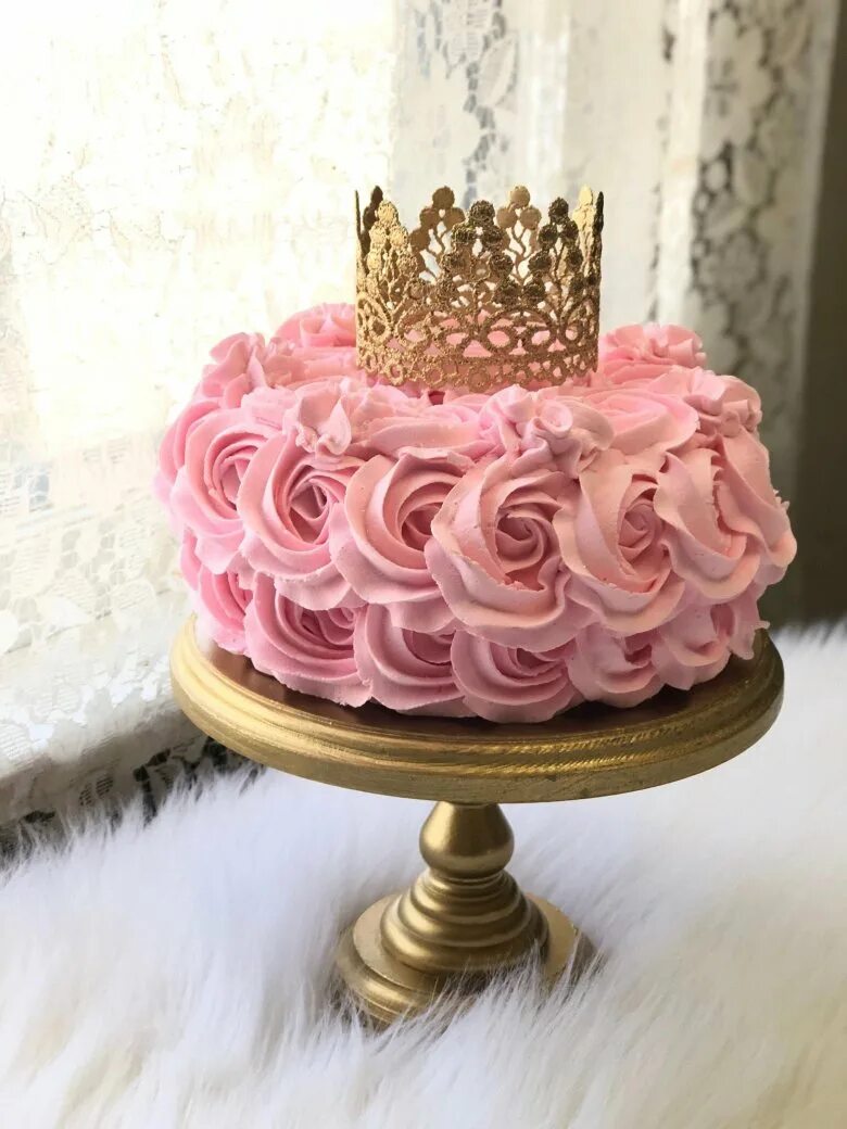 Корона на торт. Розовый торт с короной. Кремовый торт с короной. Торт с короной для девочки. Торт с короной для девочки кремовый.