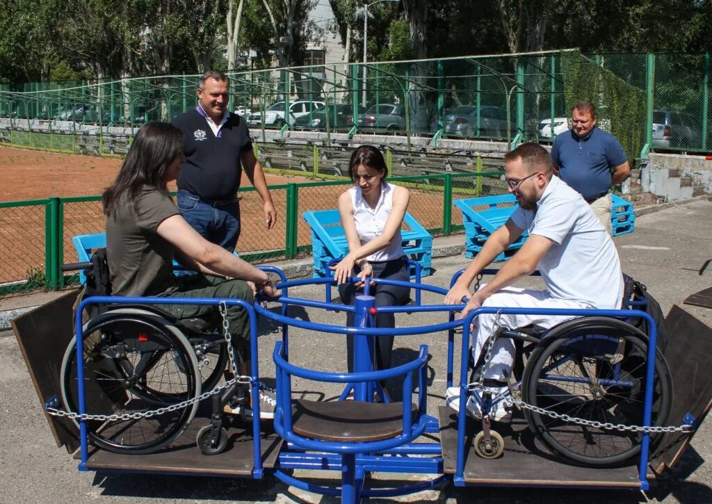 Санаторий для инвалидов 2 группы. Спортплощадка для инвалидов. Площадка для людей с ограниченными возможностями. Спортивная площадка для инвалидов колясочников. Парк для людей с ограниченными возможностями.