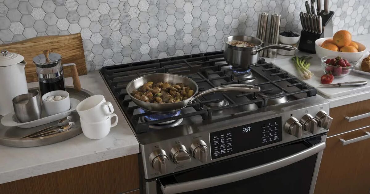 Плитка газовая Electric Gas Kitchen. Плита "Gas Ukraine". Газовая плита (панель) / built-in Gas Hob модель aima6040. Отдельностоящая плита на кухне.