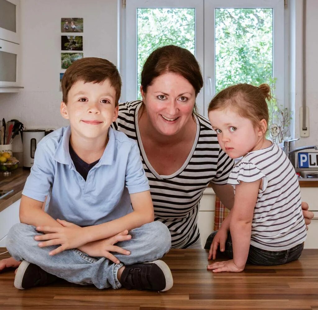 Without family. Фотосессия семьи без детей. Семья двое детей. Неполная семья. Семья мама.